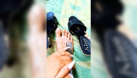 Using oil cream to massage my feet before wearing high heeled clogs