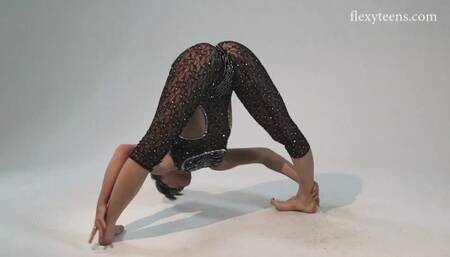 Exquisite Sofia at hd dirt