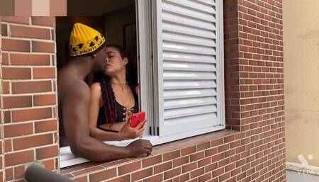 Novata perfeita dando na janela