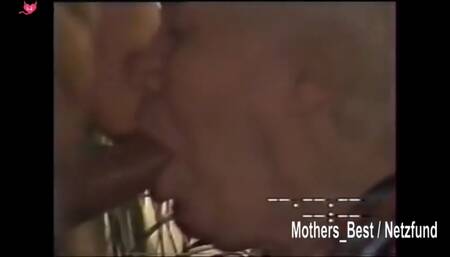 Die alte Oma lutscht den Schwanz ihres Babysitters