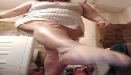 In the privacy of my bathroom with my slave - French amateur video