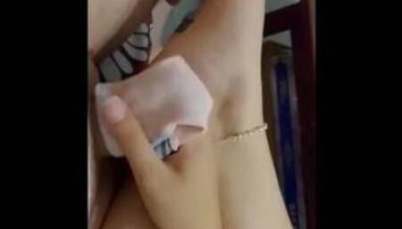 Padrona in pantaloncini rosa sega il suo schiavo con calzini rosa Onlyfans Mistress Darkshine