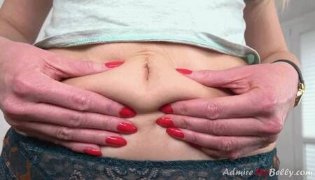 Admire My Belly - Lola's belly and belly button explored and licked by her friend (4K)