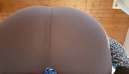 Big pee big ass worship in yoga pants 760HD