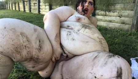 DUMB DIRTY SLUT FUCKS HERSELF OUTSIDE