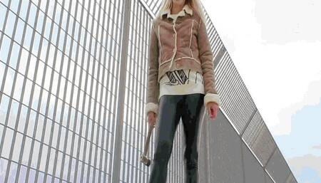 Giantess destroys cars AVI(1280*720)HD