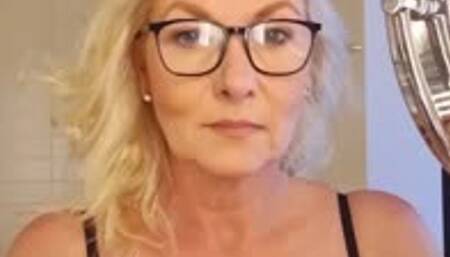 SmokerQueenJoans morning routine, your Smoker MILF needs a Marlboro Menthol 100 and coffee for breakfast immediately after waking up