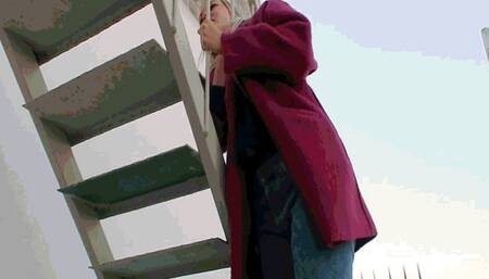 Stuck on the stairs MP4(1280*720)HD