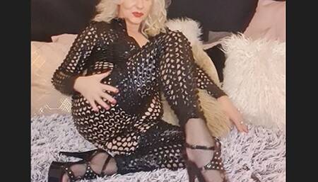 SmokerQueenJoan smokes sexy provocative and with close up sequences in her fetish cut out leatherbodystockings and open high heels where you can look at her cute little toes in fishnet stocking