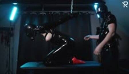 Challenging electro session for the Rubber Slut from Germany