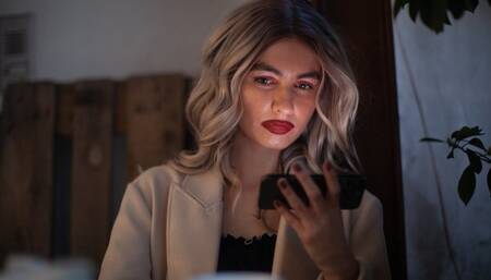 SEDUCTRESS UNDER THE TABLE