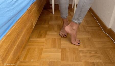 TIPTOE BALLET DANCING BAREFOOT KIRA - MP4 Mobile Version