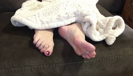 LONG TOES AND SOFT SOLES RELAXING