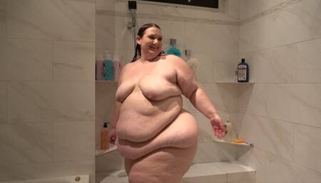 Kayla Peach Washes Her Sensual Supersized Body