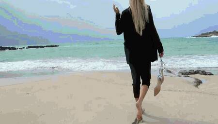 Walk in silver sandals AVI(1920x1080)FHD