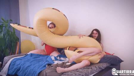 Q840 Mariette and Cosette blow and play with big inflatable Snake together - 1080p