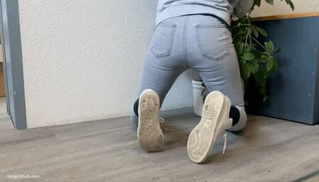 WHITE SNEAKERS BLACK SOCKS AND BLUE JEANS HOUSEWIFE KIRA - MP4 Mobile Version