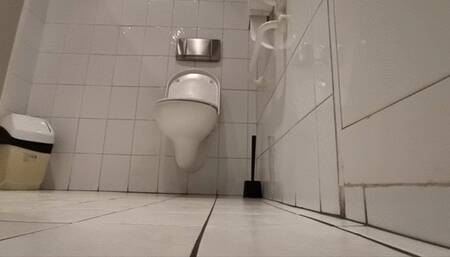 Hallo work, hallo workers here is my Farty toilet for you at the morning !