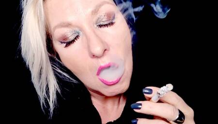 Shades of smoke Part 1*close up*pinkt lips*cork*MILF*eye fetish*only face view*