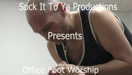 NYC FEET WORSHIPS THE INTERNS FEET