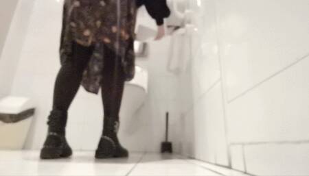 Room next to my boss - Huuuuge splashes & loud toilet sounds but missed focus