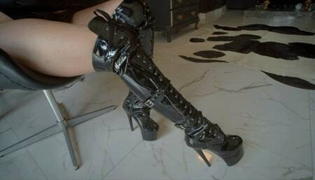 Slave being humiliated and his ass opened by the Queen