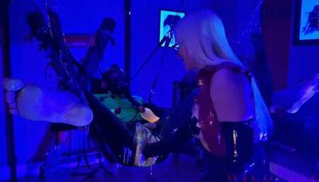 UV Fisting in the Sling