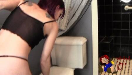 Riann Nova Pees in the Shower