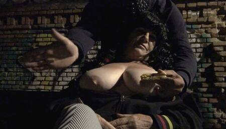 CASTIGANDO TETAS GRANDES