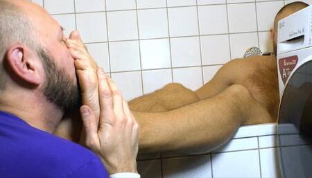 Barefoot guy Thomas in the bath