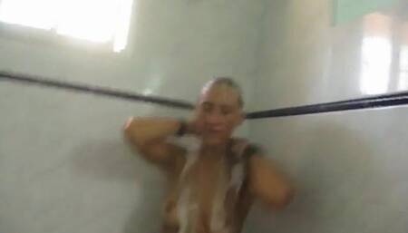 chica italiana graba amiga que se ducha