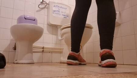 Farts and pee in the broken toilet 720HD