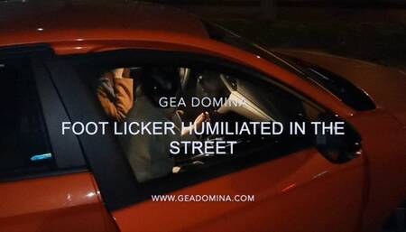 GEA DOMINA - FOOT LICKER HUMILIATED IN THE STREET (MOBILE)