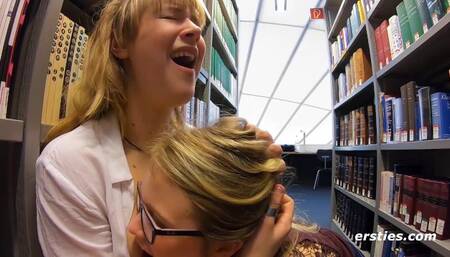Versaute Leseratten - Zwei Studentinnen Treiben Es in Ihrer Bibliothek