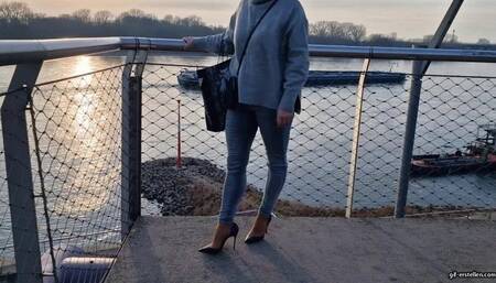 the jeans milf her shoe is very broken HD mp4 1920x1080