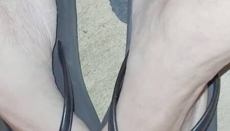 Bare toes in flip flop