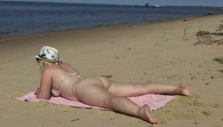 Acquaintance a milf-beach blowjob