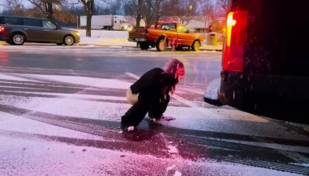 victoria de angelis maneskin hace pipì por la calle