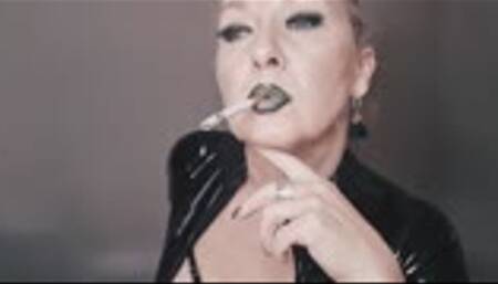 Close up at the exalted elegant smoke of a marlboro Red 100 in exotic makeup and black vinyl top