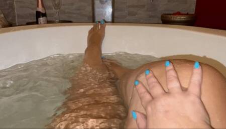 Juliette-RJ MILF on a very sexy bath in a Jacuzzi drinking champagne and pouring bath salt and rose petals! FOR MOBILE DEVICES USERS - SPA DAY - SEXY FEET SHOW - BATH TUBE - FEET FETISH - SOLES - WRINKLED SOLES - WET FETISH - BLUE TOENAILS - LONG TOENAILS