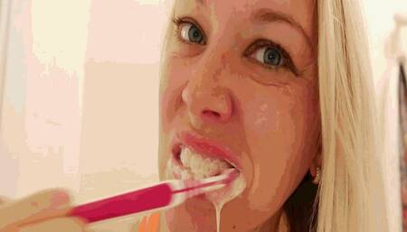 Very sharp white teeth AVI(1280*720)HD