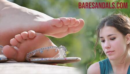 Elisa rests her feet and soles on her sandals - Video update 13286 HD