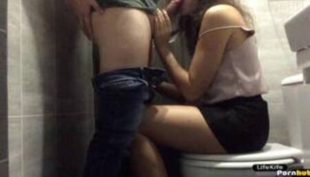 ОТСОС В ТУАЛЕТЕ И СЕКС