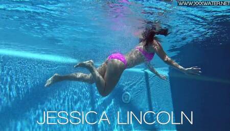 Underwater Show featuring Jessica Lincoln and Jessica's juicy ass action