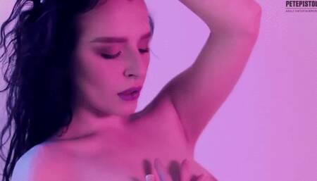 Quinn Linden fashion drool SloMo (Mobile)