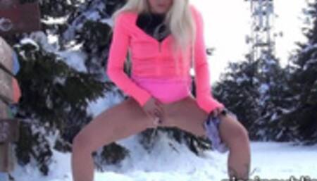 Desperate pee babes want to release their piss streams even in snowy winter