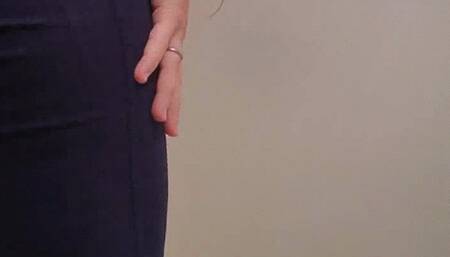 Using The Toilet In Tight Jeans wmv