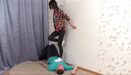 Brutal girl in yoga pants presses guy's head, vf0998x 1080p