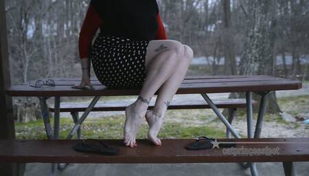 park milf foot show, red toes, flip flops, soles close-up, foot fetish