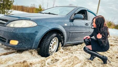 CARSTUCK Beautiful brunette stuck in the snow